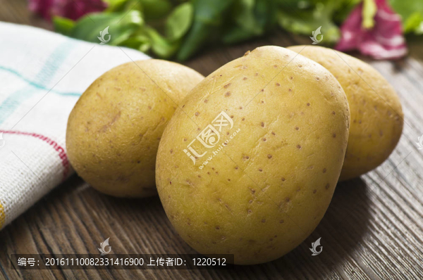 餐桌上的土豆和沙拉