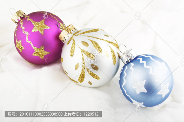 白色的圣誕球