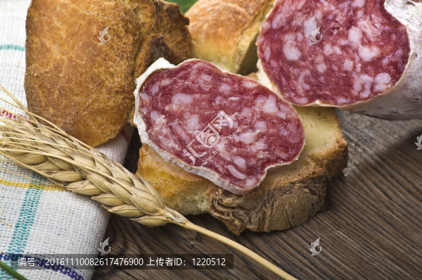 在木頭桌子意大利臘腸和面包