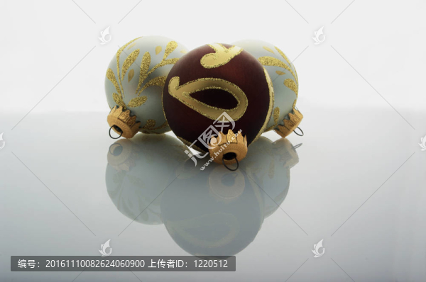白色的圣誕球