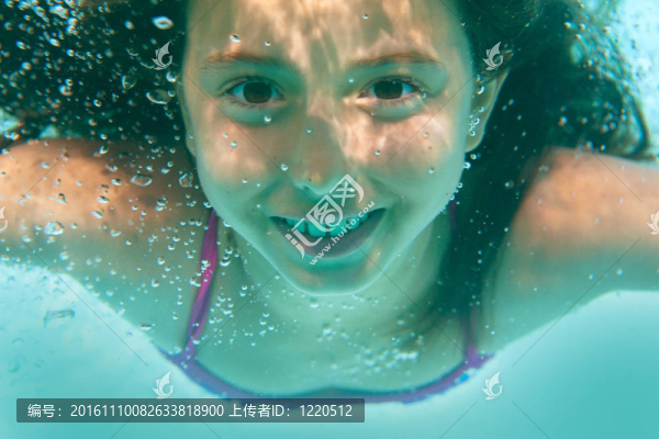 游泳池里的水下女孩