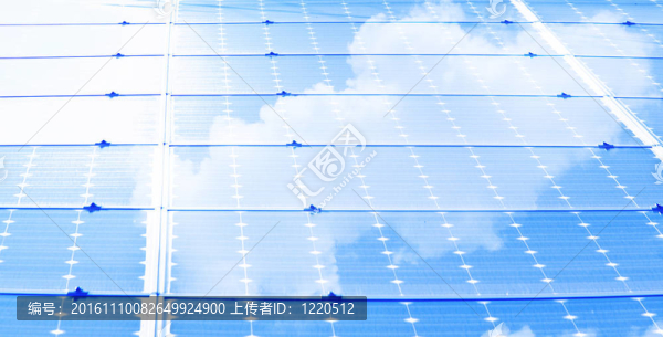 具有云層和天空反射的太陽能電池板
