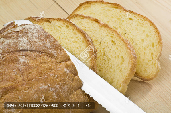 切板上的面包