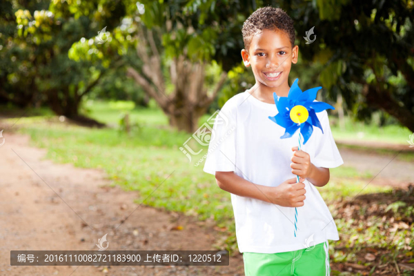 快樂(lè)的小男孩拿著風(fēng)車