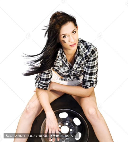 性感的女人坐在車上輪胎