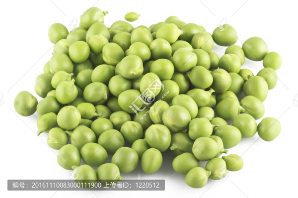 白色背景上的新鮮豌豆