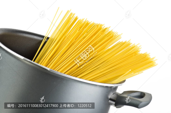 一組白色的背景鍋內(nèi)的意大利面