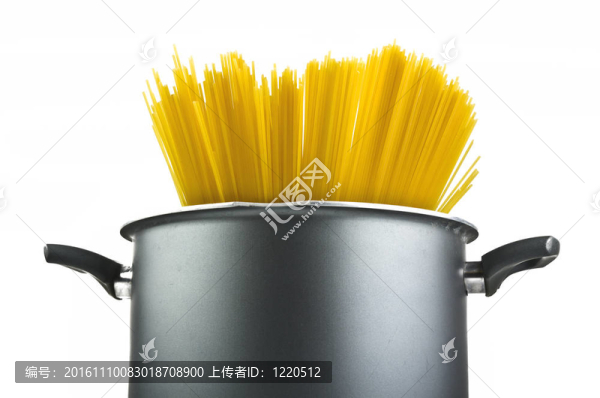 一組白色的背景鍋內(nèi)的意大利面