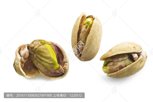 開心果特寫在白色背景