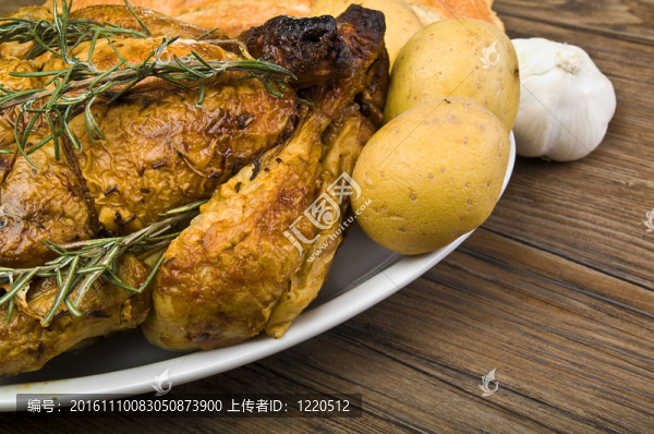 在板與土豆和香料烤雞