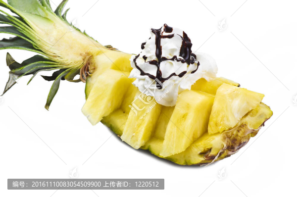 菠蘿；奶油和巧克力在白色上
