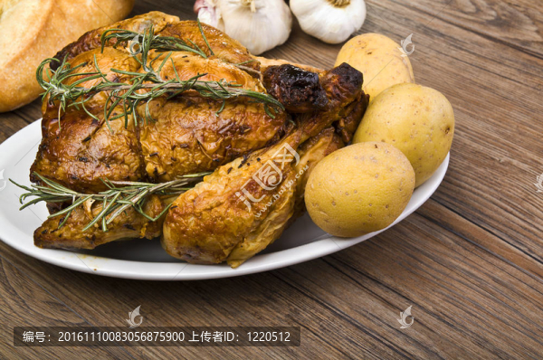 在板與土豆和香料烤雞