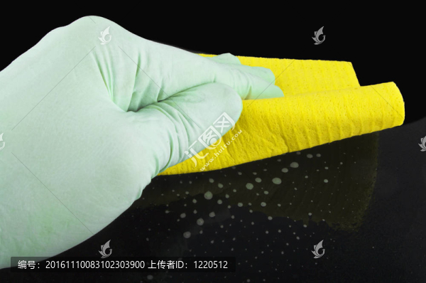 黑色桌子上的海綿和粉末