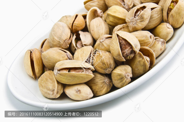 在白色背景上的開(kāi)心果