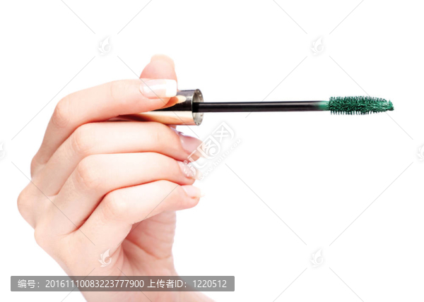 女人手上的睫毛膏