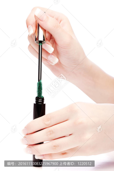 女人手上的睫毛膏