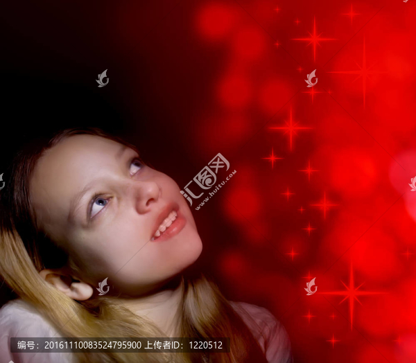 女孩在黑暗中看著紅星
