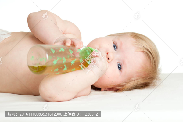 可愛的孩子喝瓶。6個(gè)月大的女孩。