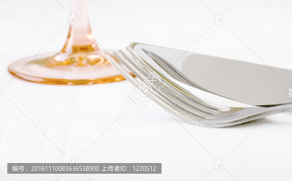 刀叉與酒杯的白桌布