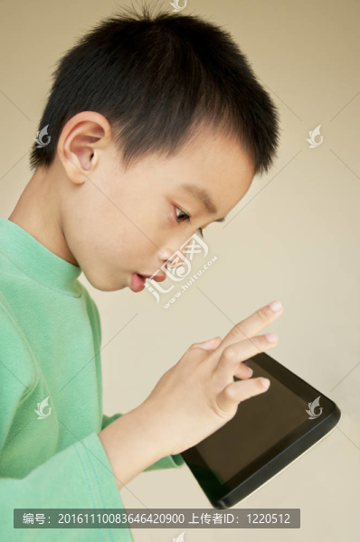 小男孩使用平板電腦