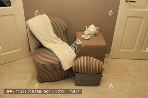 室內(nèi)設(shè)計(jì)：經(jīng)典椅子和白色配件