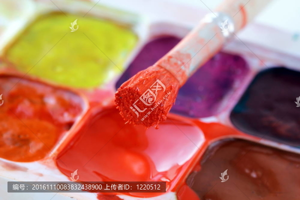 水彩顏料和刷子