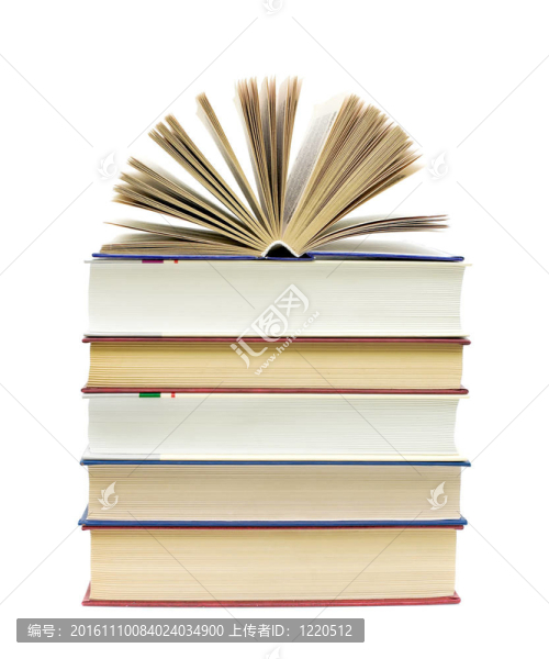 在白色背景上的一堆書上打開書