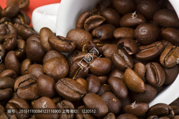 茶幾上的咖啡豆