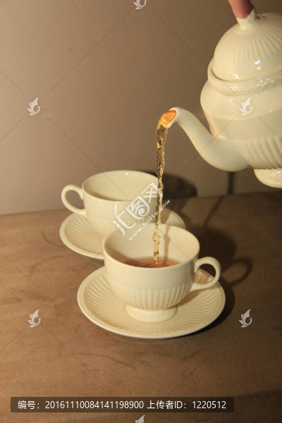 在經(jīng)典的白色茶杯倒茶