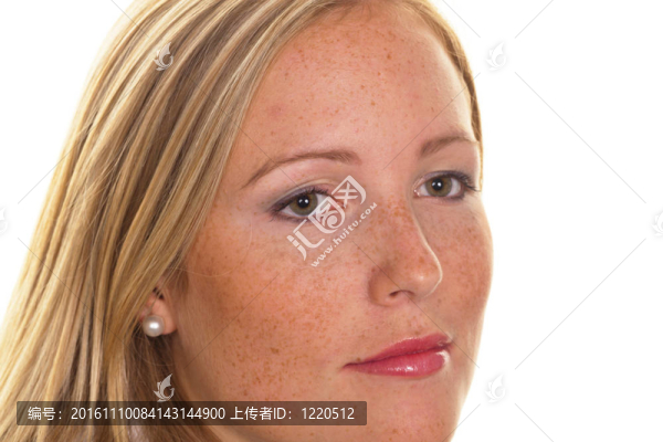 一個白色背景上雀斑的年輕金發(fā)女人的肖像