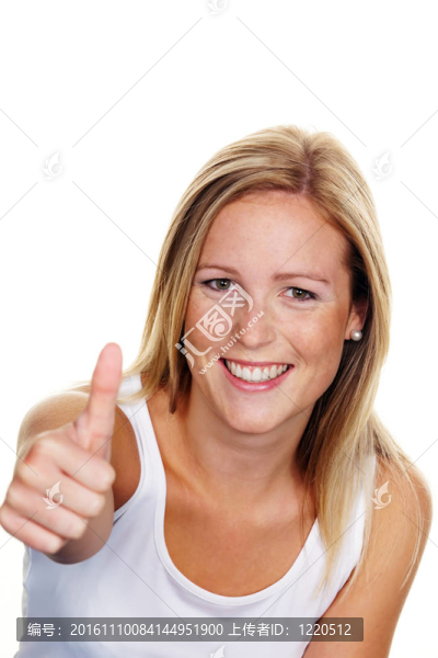 一個年輕成功的女人舉起大拇指。成功的象征；豁免白色背景