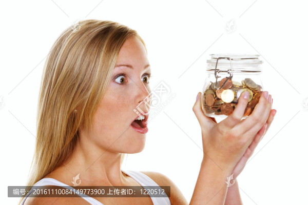 一個(gè)年輕的女人為未來節(jié)省金錢和硬幣。關(guān)懷與拯救。