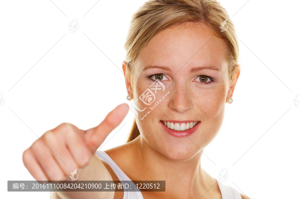 一個年輕成功的女人舉起大拇指。成功的象征；豁免白色背景