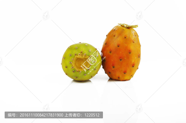 白背景上的梨