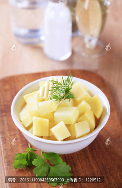 切塊的土豆和黃油