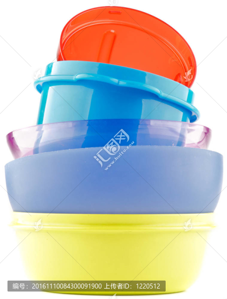 白色背景上的彩色塑料碗金字塔-匯圖網(wǎng) www.fosd68.com 白色背景上的彩色塑料碗金字塔