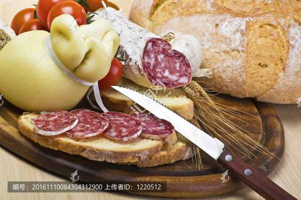 奶酪切板；意大利臘腸和香料