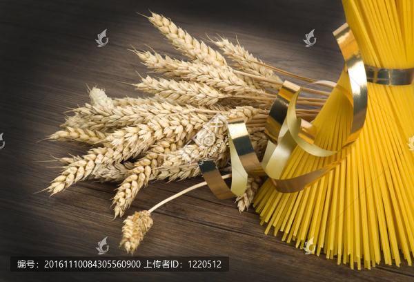 桌上的玉米面條和玉米穗