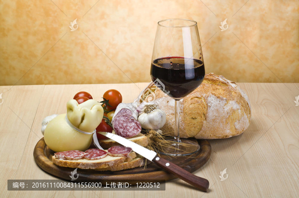 奶酪切板；意大利臘腸和香料