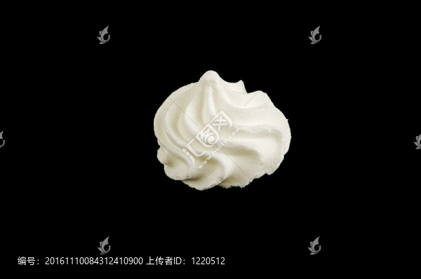 多色冰淇淋蛋糕在黑色的背景