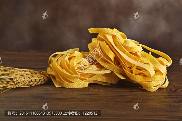 餐桌上的意大利面食