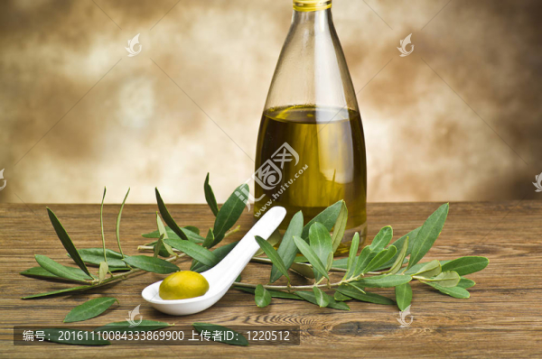 在白葉橄欖綠色的瓶子和勺子