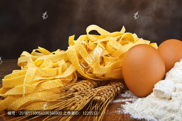 餐桌上的意大利面食