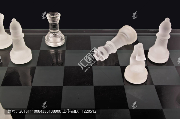 黑色背景下的國際象棋