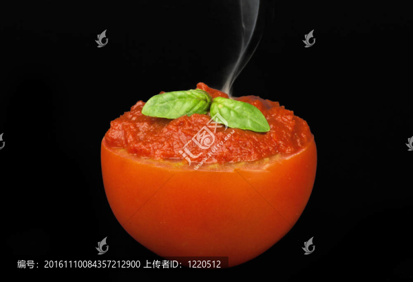 在黑色背景上吸煙