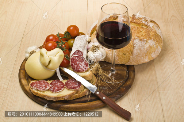 奶酪切板；意大利臘腸和香料
