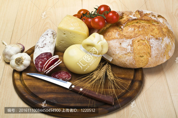 奶酪切板；意大利臘腸和香料