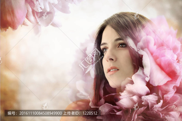 美麗的女孩在優(yōu)雅的花卉背景