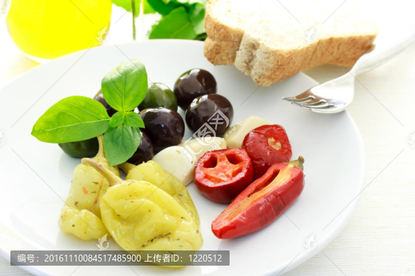 腌橄欖和胡椒