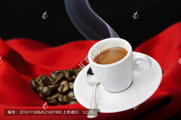 在一杯咖啡上抽煙